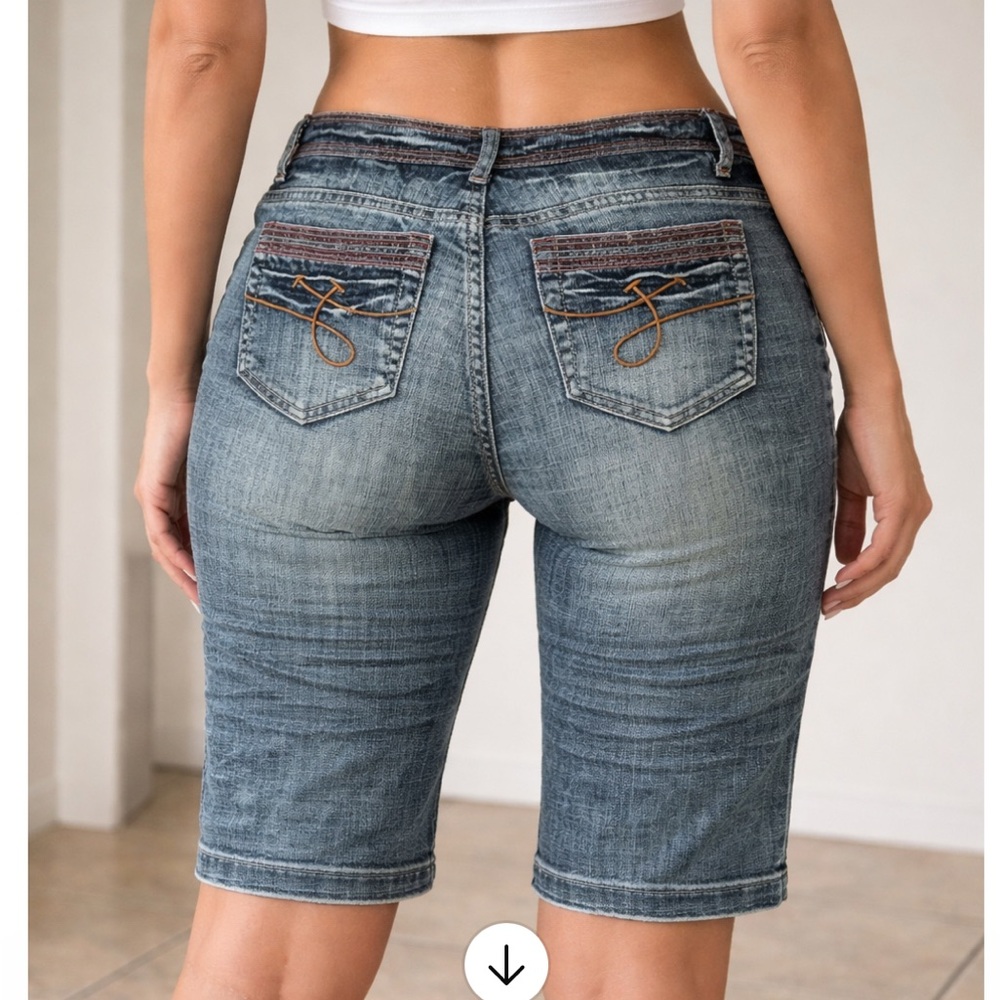 Y2K blue denim shorts with pink stitching and embroidery. Size: 9 #denim #summer